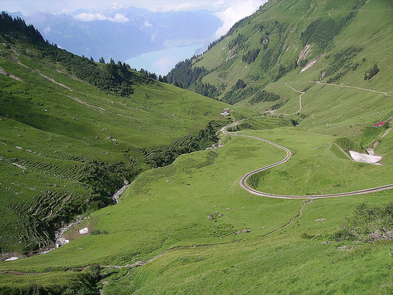 Toàn cảnh cung đường sắt Brienz Rothorn và hồ Brienz