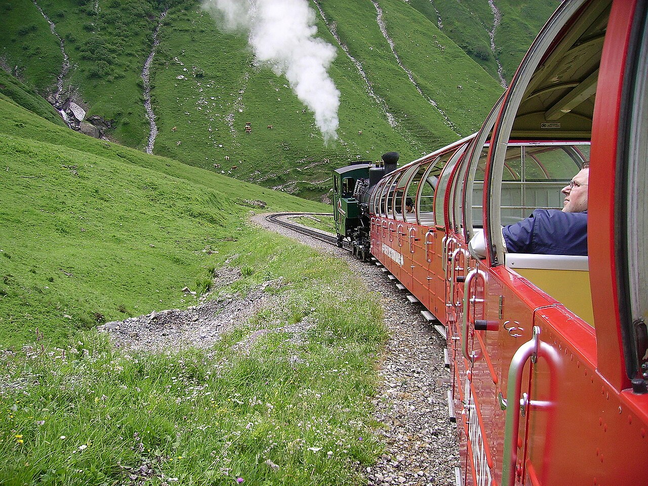 Tàu hơi nước bánh răng Brienz Rothorn Bahn leo qua đồng cỏ núi Alps Thụy Sĩ